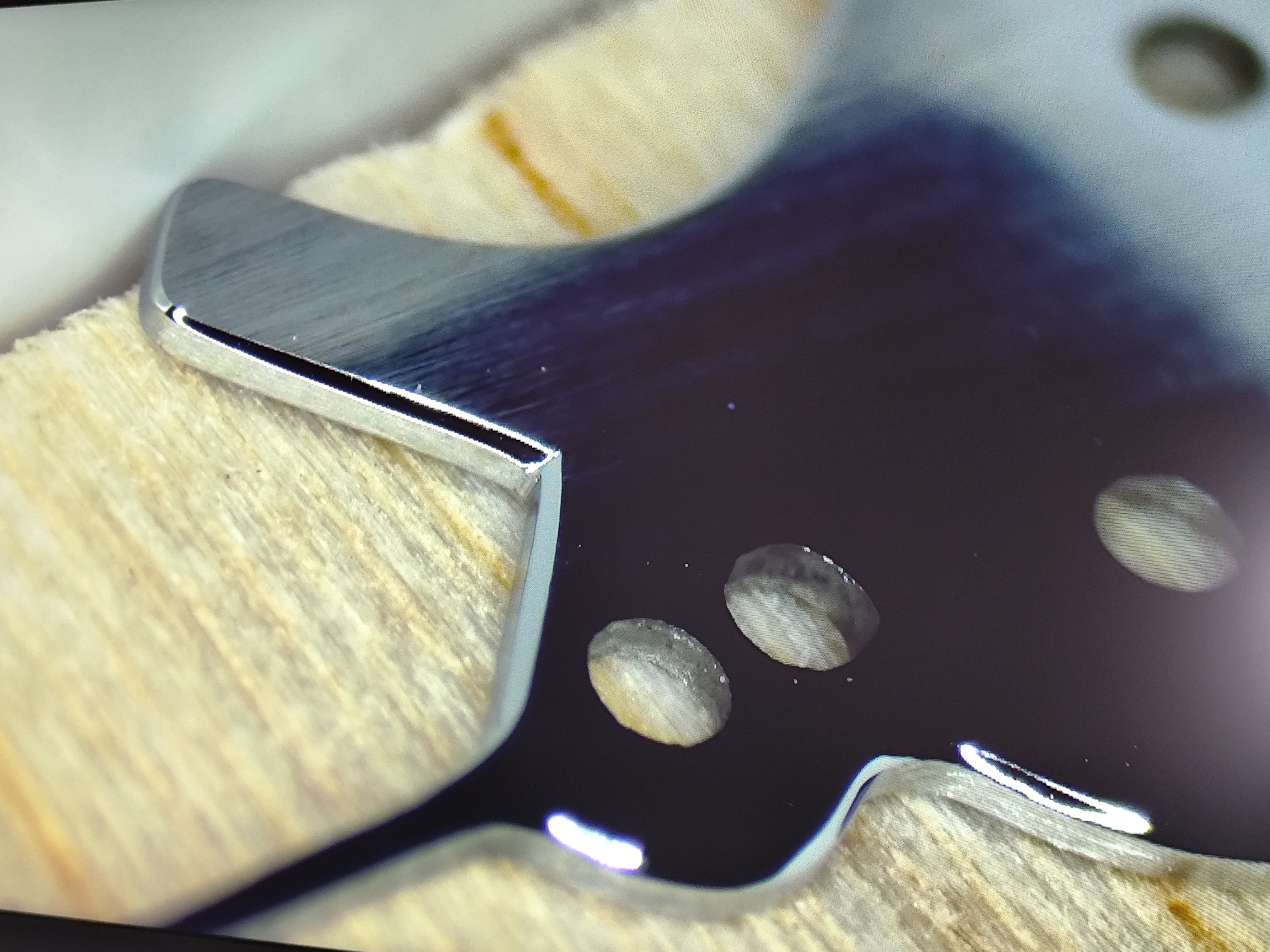 Travail d’un angle rentrant en formation d’anglage horloger