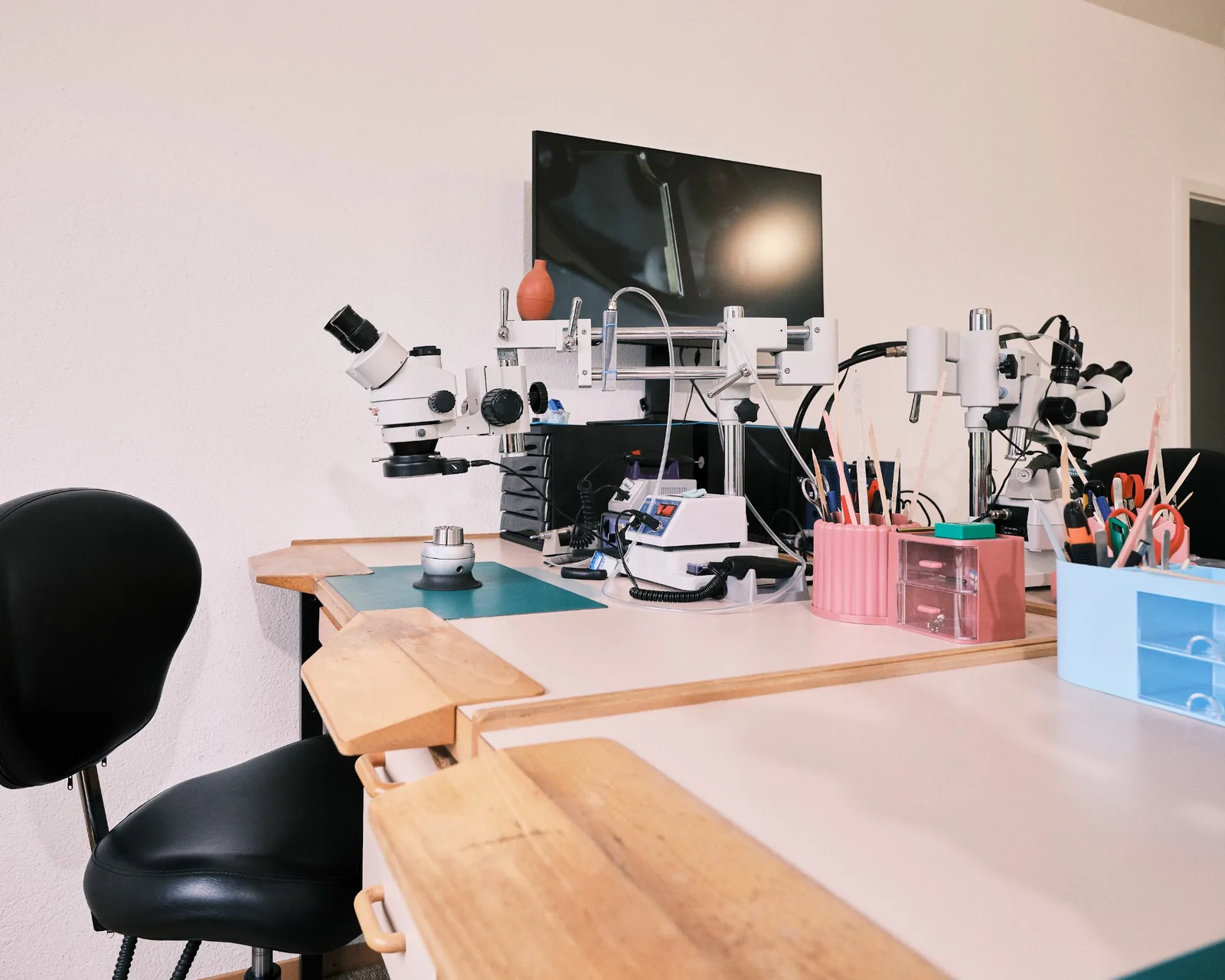Poste de travail et outillage d’anglage dans l’atelier