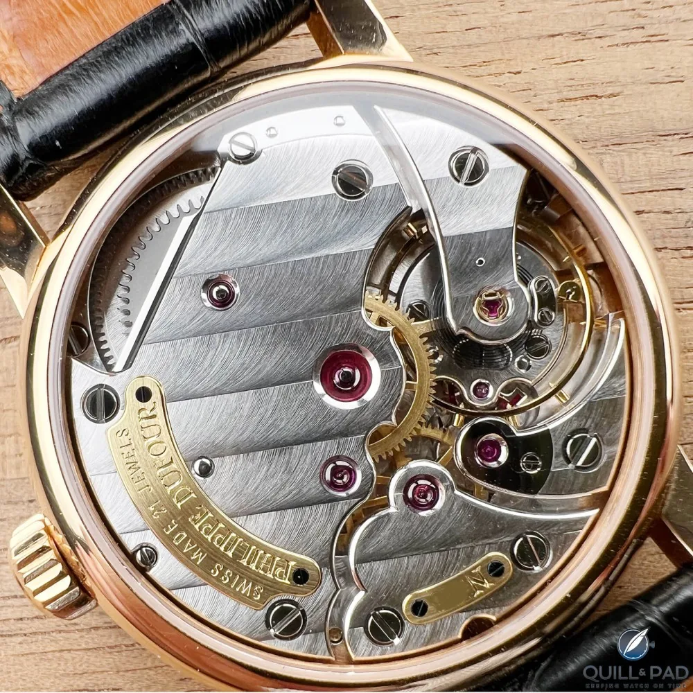 Vue du mouvement d’une montre Philippe Dufour Simplicity montrant ponts, rubis, côtes et finitions très soignées.