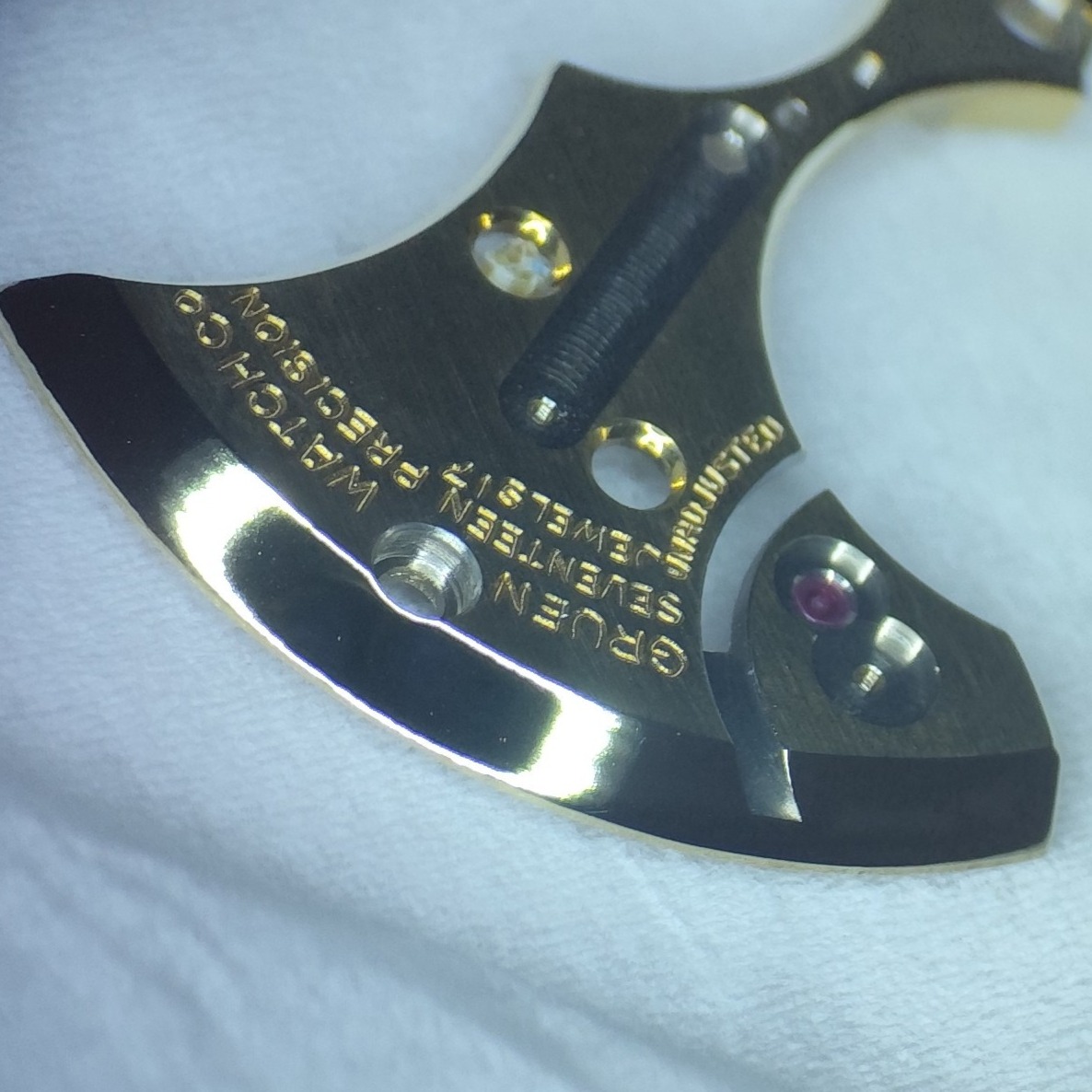 Pièce horlogère réelle utilisée en formation d’anglage horloger