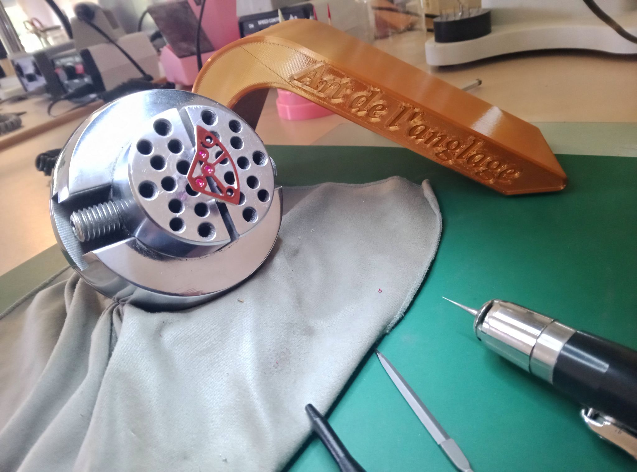 Poste de travail et outils à l’atelier Art de l’Anglage