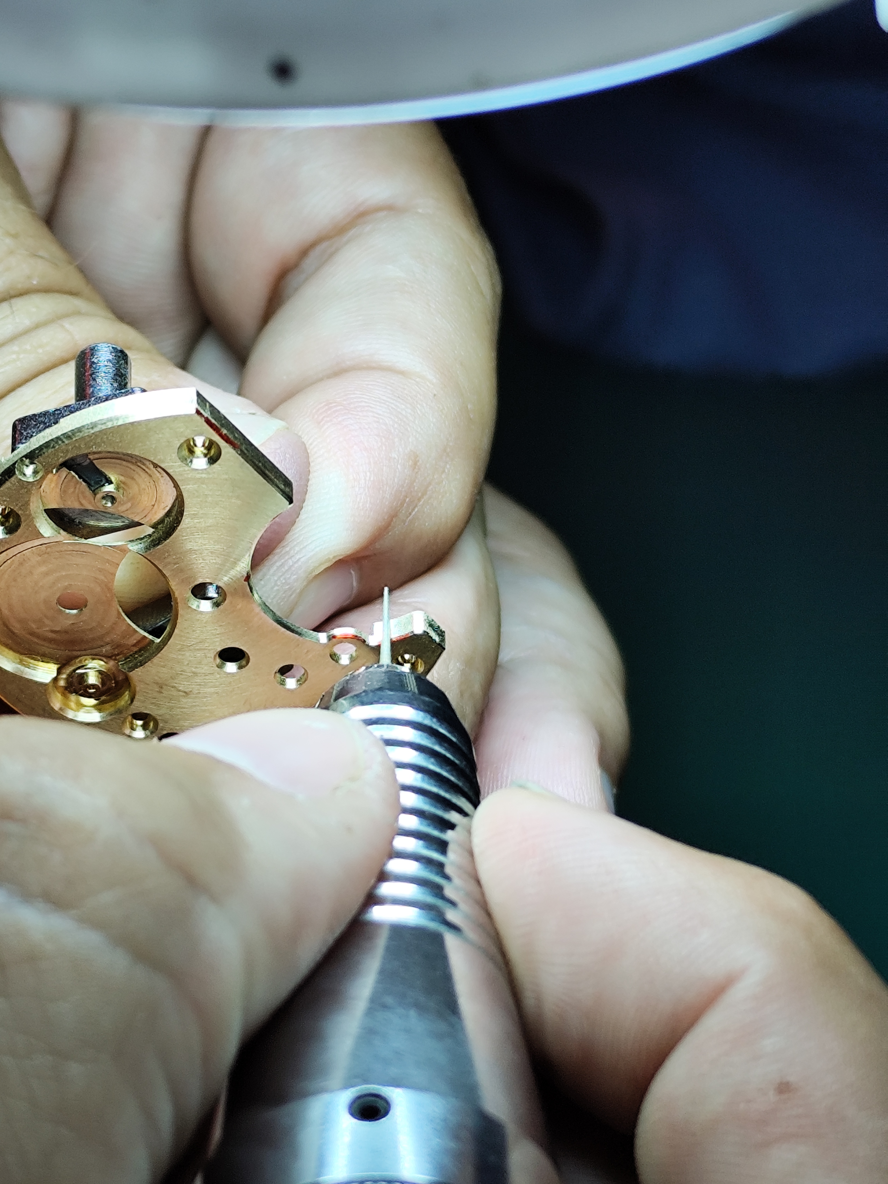 Satinage au micromoteur pendant une formation en anglage horloger