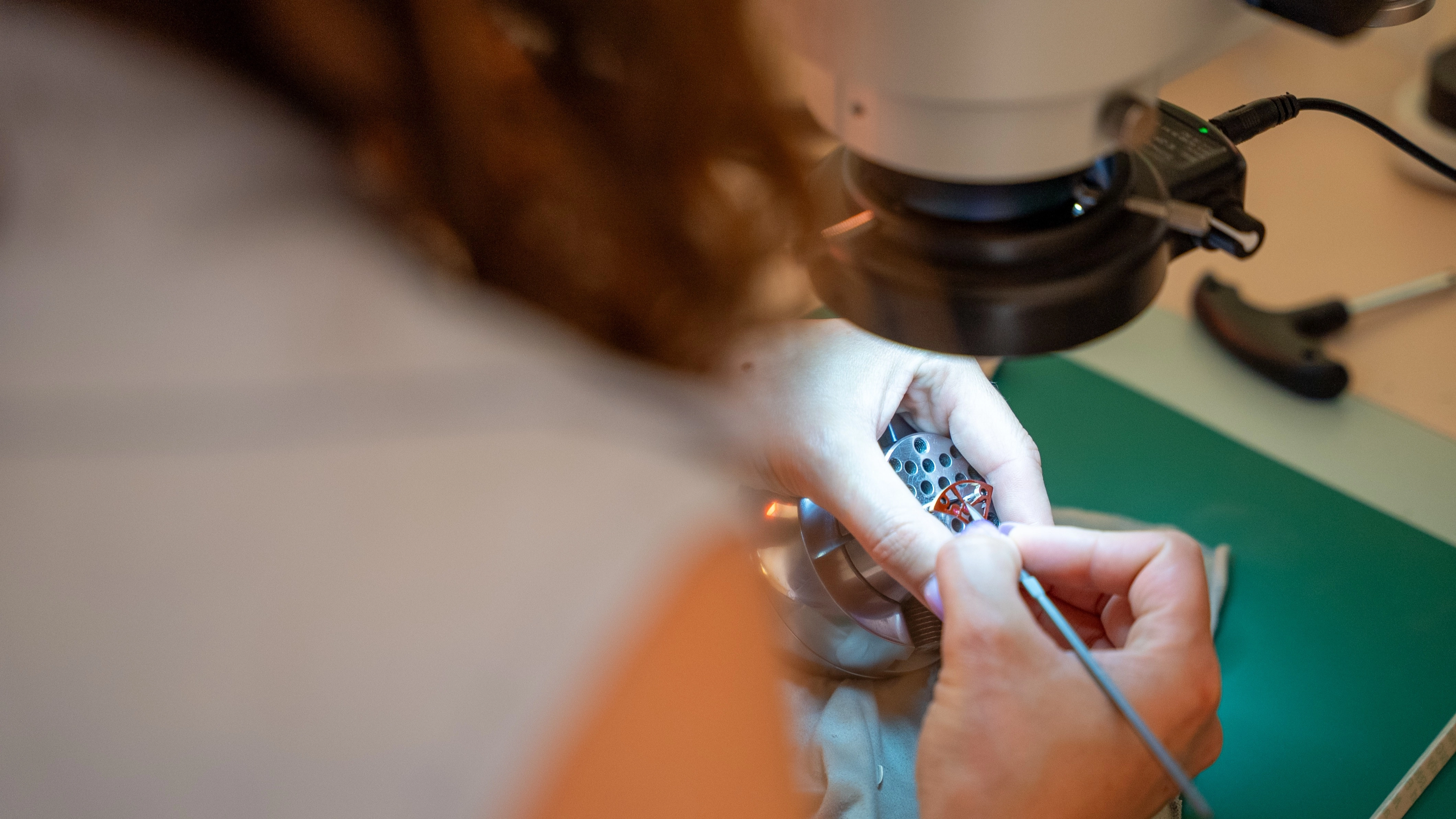 Anglage manual numa peça relojoeira